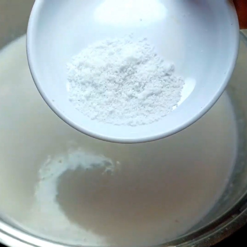 Bước 2 Nấu nước cốt dừa sánh mịn với bột năng Kem chuối bột năng