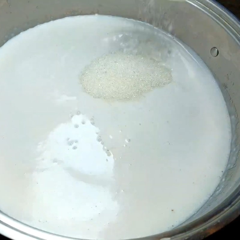 Bước 2 Nấu nước cốt dừa sánh mịn với bột năng Kem chuối bột năng