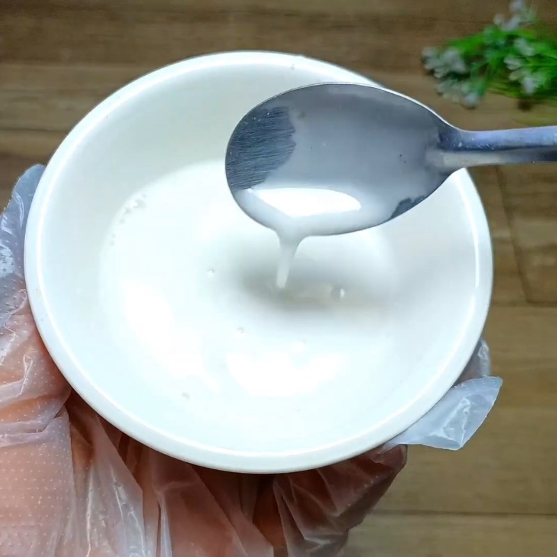 Bước 2 Nấu nước cốt dừa sánh mịn với bột năng Kem chuối bột năng