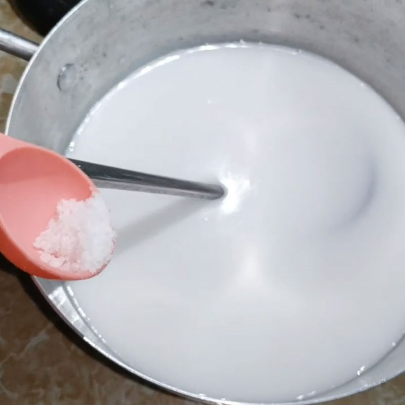 Bước 1 Nấu nước cốt dừa tạo độ béo và tỷ lệ đường hợp lý Kem chuối không bị đông đá