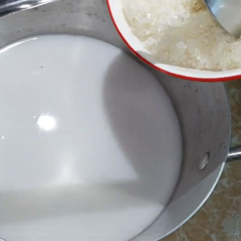 Bước 1 Nấu nước cốt dừa tạo độ béo và tỷ lệ đường hợp lý Kem chuối không bị đông đá