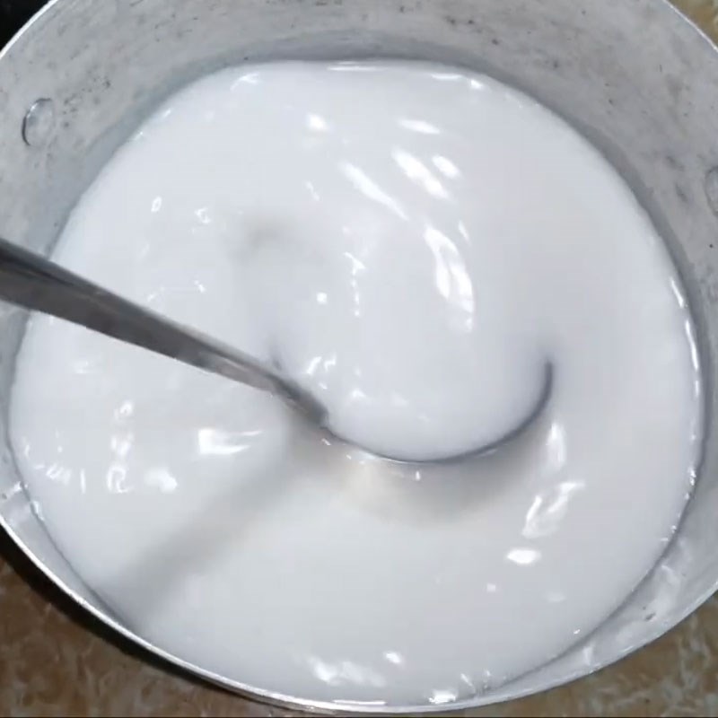 Bước 1 Nấu nước cốt dừa tạo độ béo và tỷ lệ đường hợp lý Kem chuối không bị đông đá