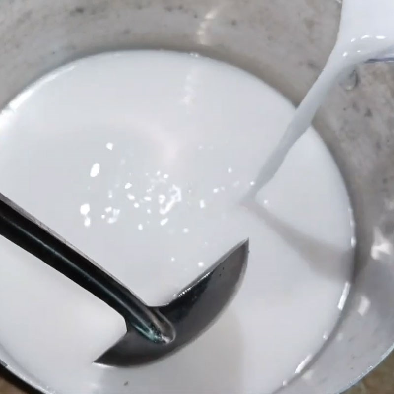 Bước 1 Nấu nước cốt dừa tạo độ béo và tỷ lệ đường hợp lý Kem chuối không bị đông đá