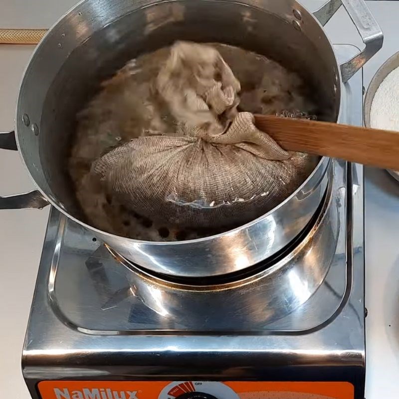 Bước 1 Nấu nước cốt trà đậm đà Trà sữa truyền thống