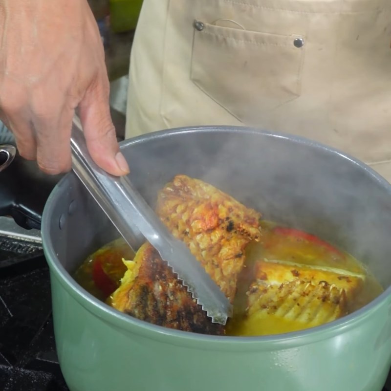 Bước 4 Nấu nước dùng canh cá dọc mùng nấu mẻ Canh chua dọc mùng cá mẻ