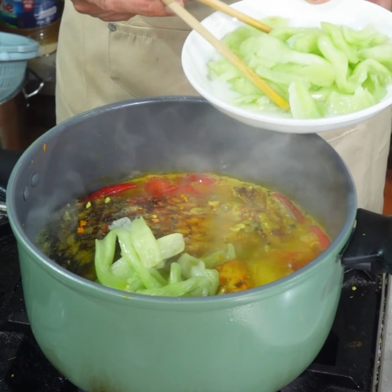 Bước 4 Nấu nước dùng canh cá dọc mùng nấu mẻ Canh chua dọc mùng cá mẻ