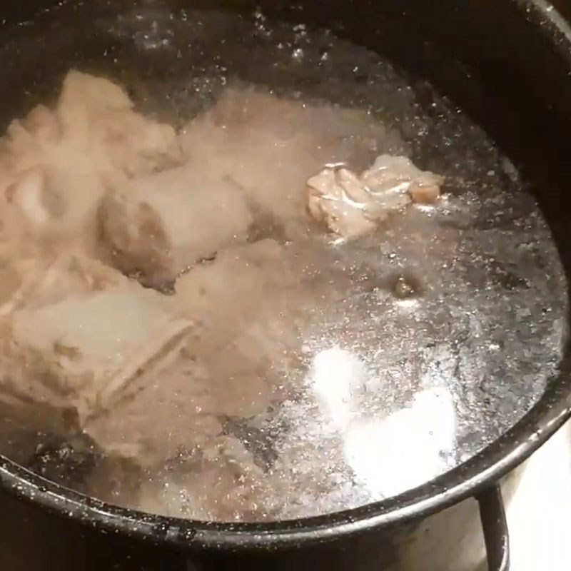 Bước 2 Nấu nước dùng phở lần 1 phở đuôi bò