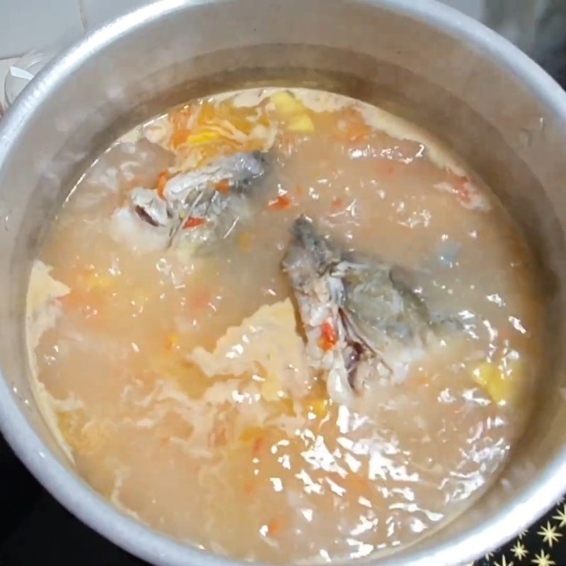 Bước 4 Nấu nước dùng và om cá Canh cá nấu hoa chuối