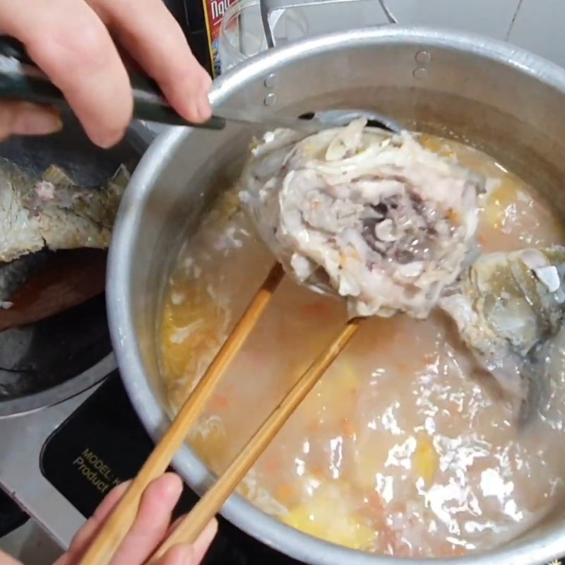 Bước 4 Nấu nước dùng và om cá Canh cá nấu hoa chuối