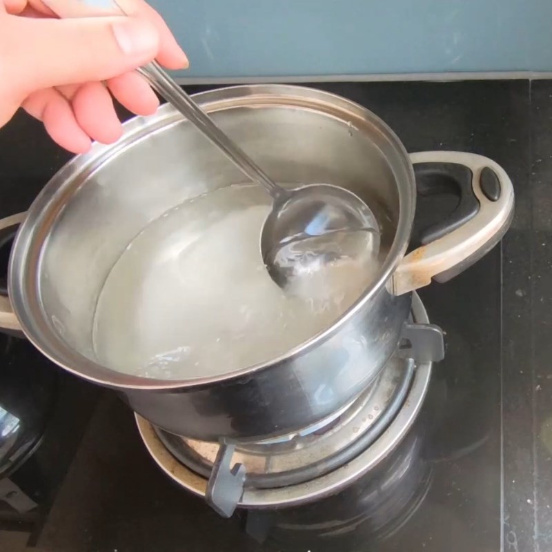 Bước 1 Nấu nước giấm đường Tỏi ớt ngâm giấm