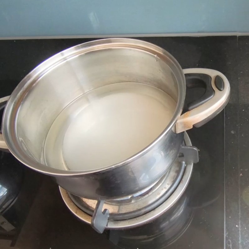 Bước 1 Nấu nước giấm đường Tỏi ớt ngâm giấm