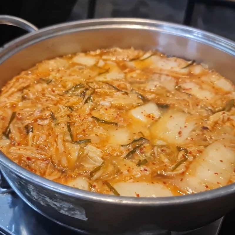 Bước 3 Nấu nước lẩu kim chi Lẩu ghẹ kim chi