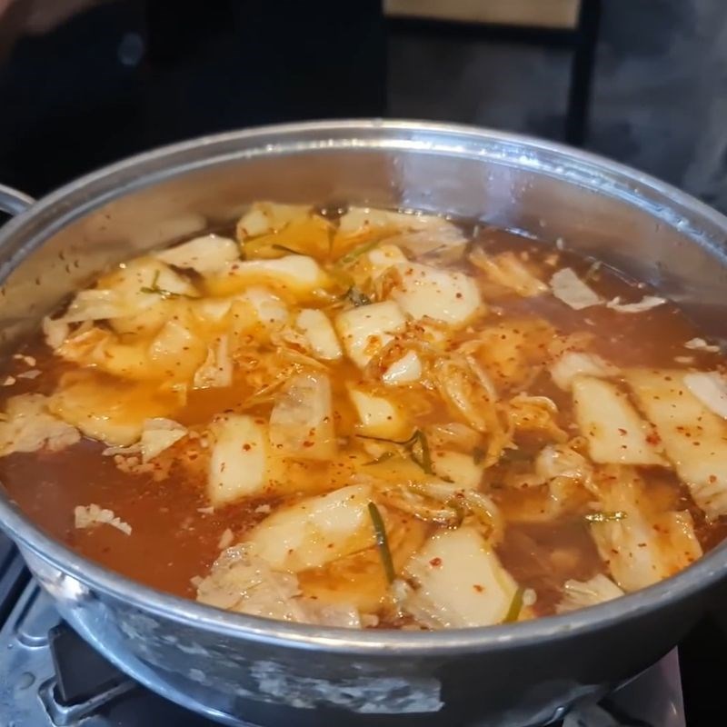 Bước 3 Nấu nước lẩu kim chi Lẩu ghẹ kim chi