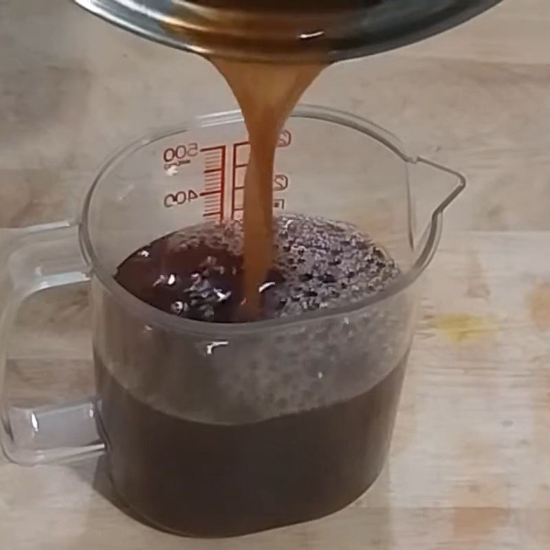 Bước 2 Nấu nước sốt bò đen Nước sốt bò trộn bánh tráng