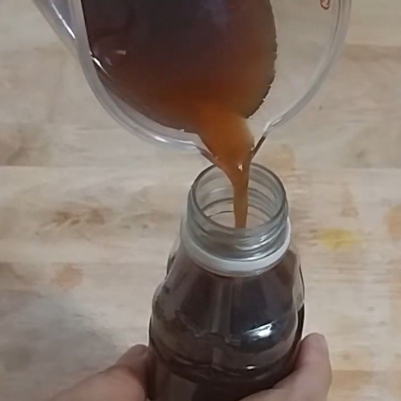 Bước 2 Nấu nước sốt bò đen Nước sốt bò trộn bánh tráng