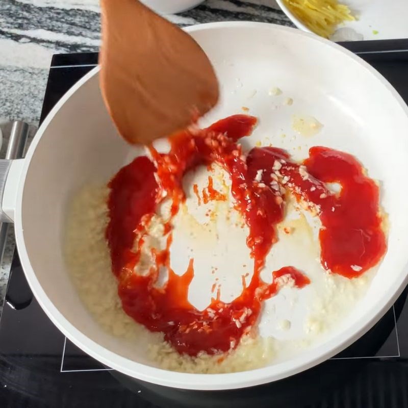 Bước 3 Nấu sốt cà chua đậm đà Cá chim sốt cà chua