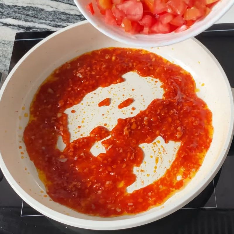 Bước 3 Nấu sốt cà chua đậm đà Cá chim sốt cà chua