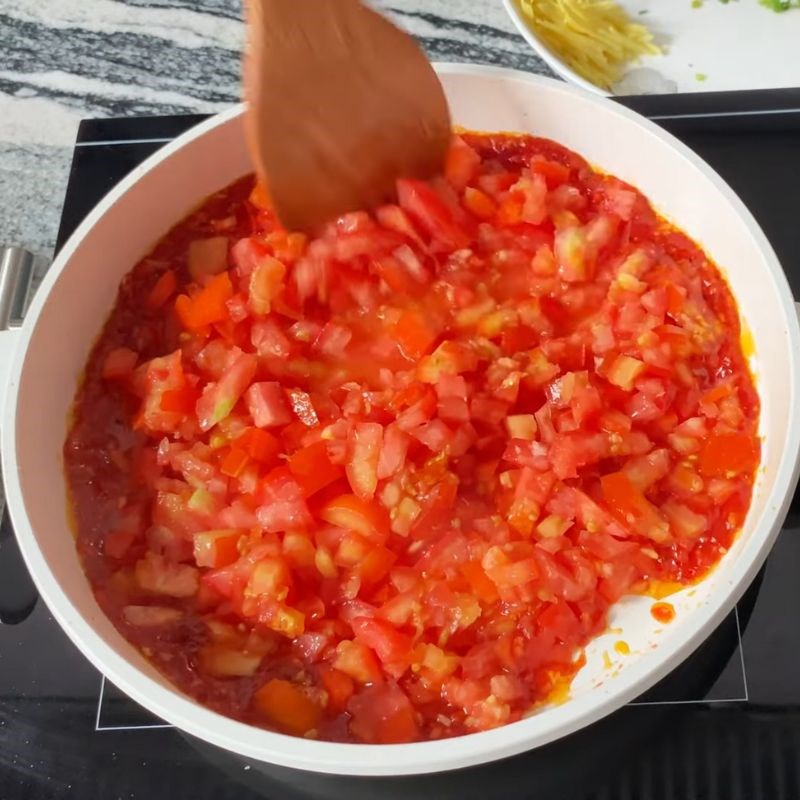 Bước 3 Nấu sốt cà chua đậm đà Cá chim sốt cà chua