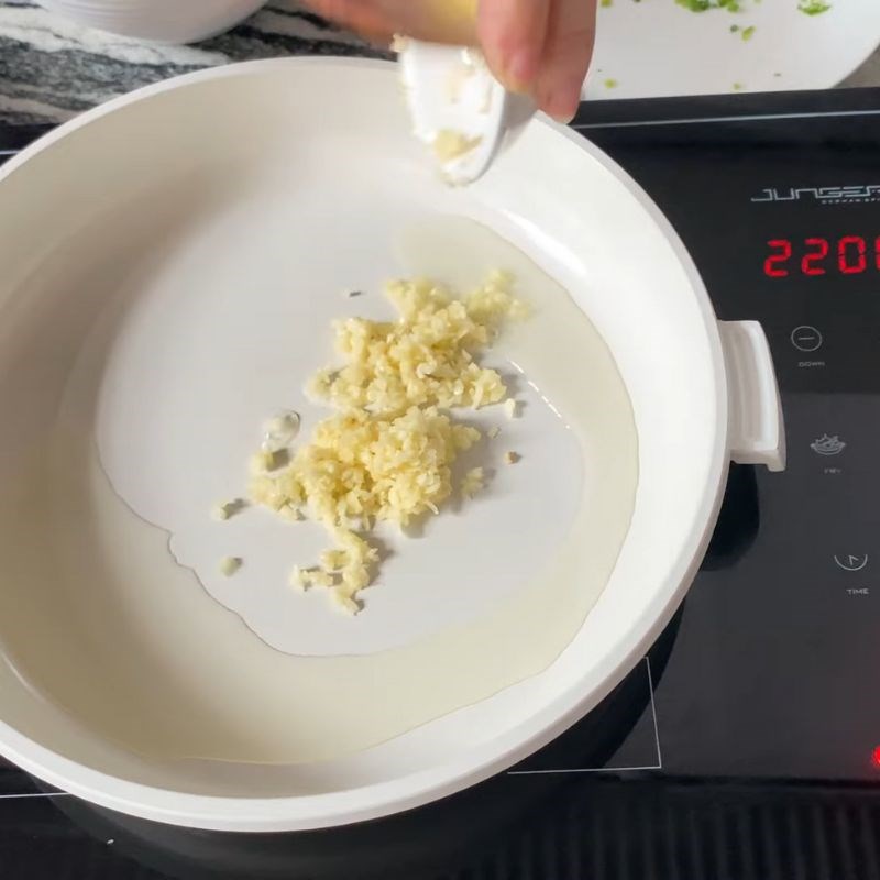 Bước 3 Nấu sốt cà chua đậm đà Cá chim sốt cà chua