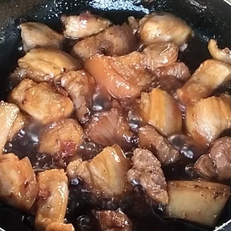 Bước 3 Nêm gia vị và đun thịt Mít non kho thịt