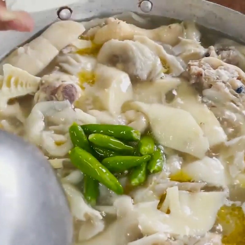 Bước 4 Nêm nếm nước lẩu Lẩu gà lá é Đà Lạt