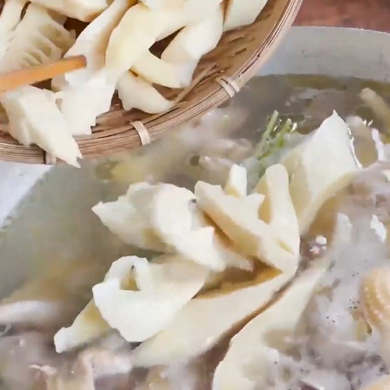 Bước 4 Nêm nếm nước lẩu Lẩu gà lá é Đà Lạt