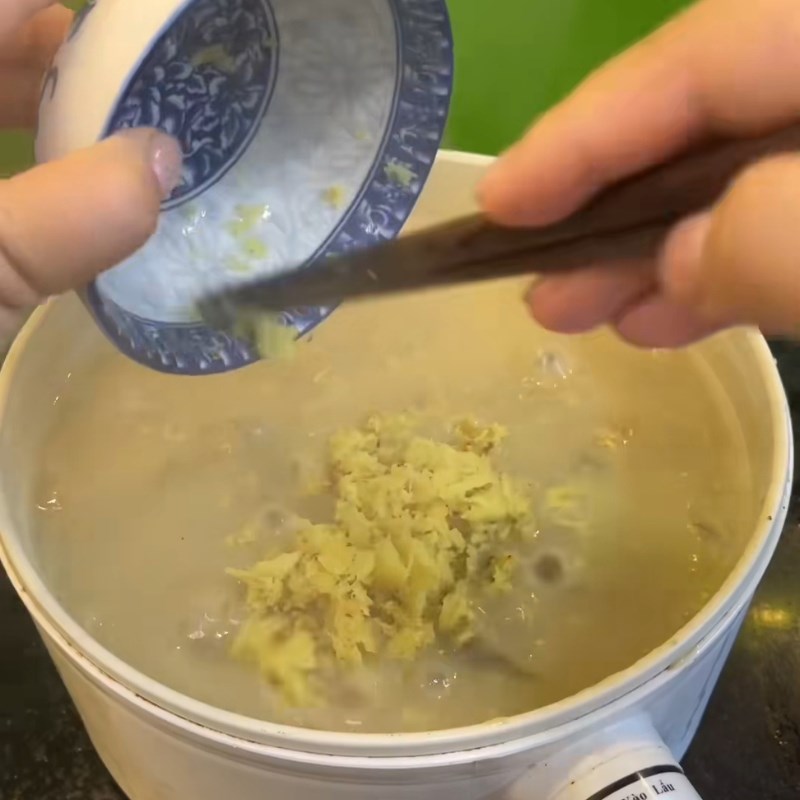 Bước 4 Nấu chuối tán nhuyễn với thịt Chuối nấu đánh nhuyễn