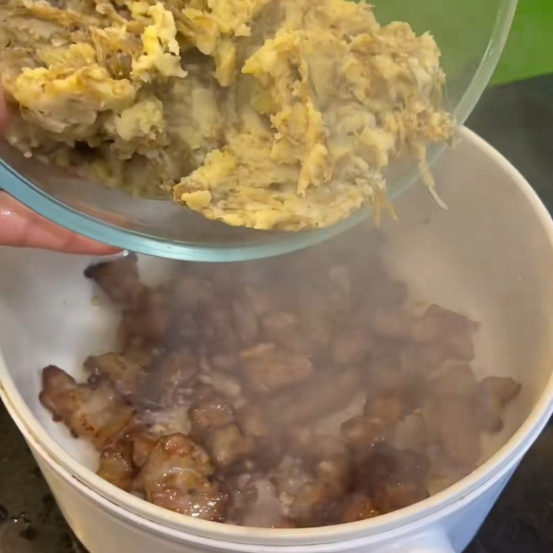 Bước 4 Nấu chuối tán nhuyễn với thịt Chuối nấu đánh nhuyễn