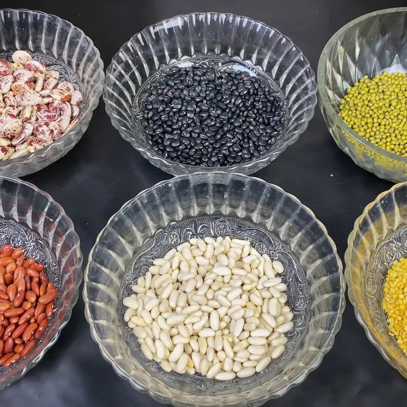 Bước 1 Ngâm các loại đậu Chè thập cẩm nước cốt dừa