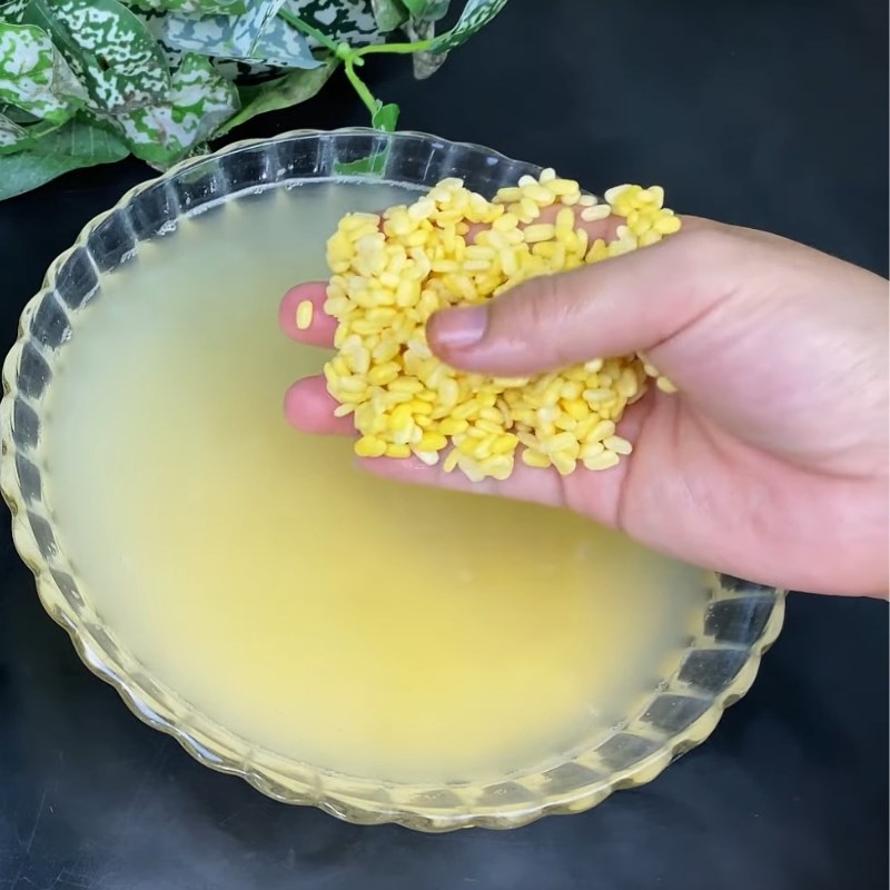 Bước 1 Ngâm các loại đậu Chè thập cẩm nước cốt dừa