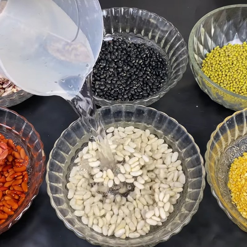 Bước 1 Ngâm các loại đậu Chè thập cẩm nước cốt dừa