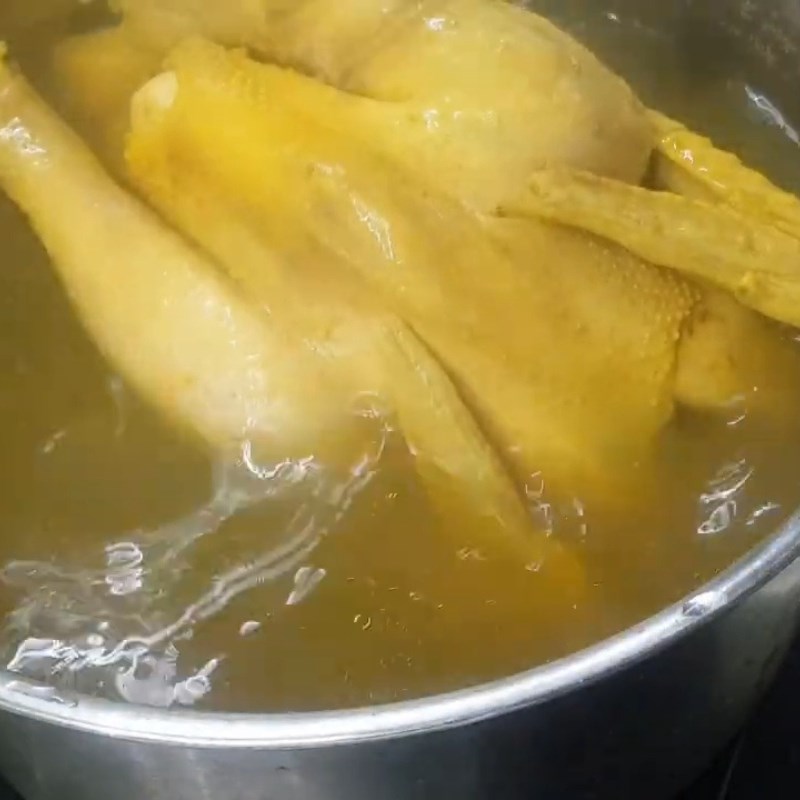 Bước 4 Ngâm gà sau khi luộc Gà luộc không bị nứt da