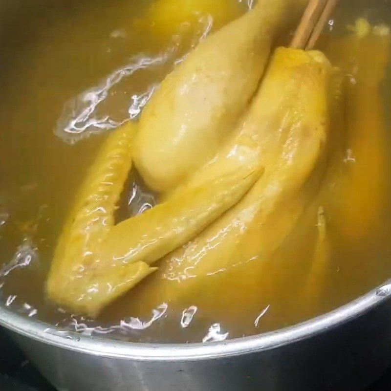 Bước 4 Ngâm gà sau khi luộc Gà luộc không bị nứt da