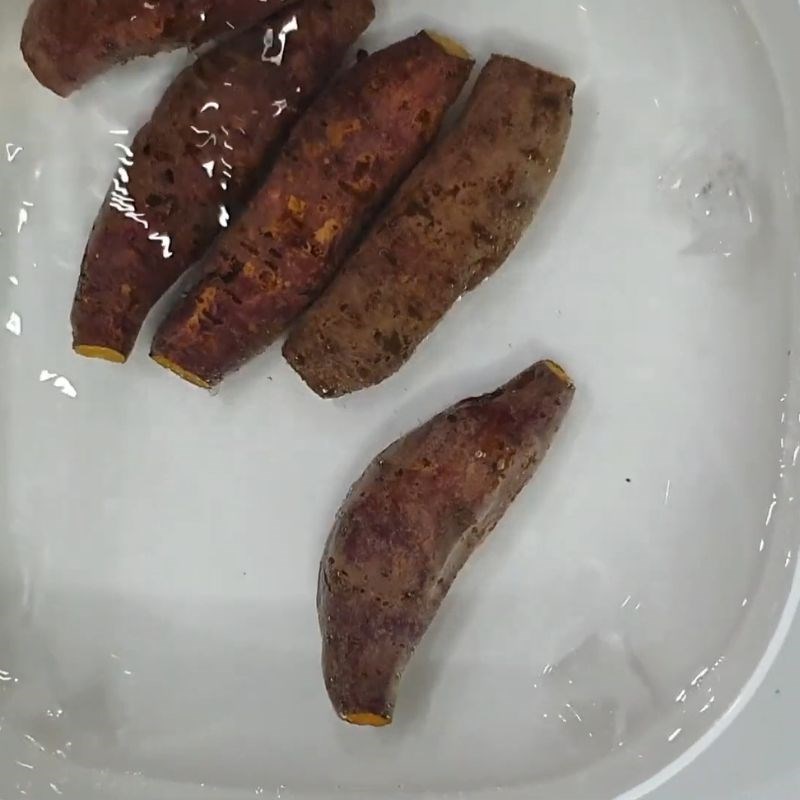 Bước 5 Ngâm khoai vào nước đá Khoai lang mật nướng
