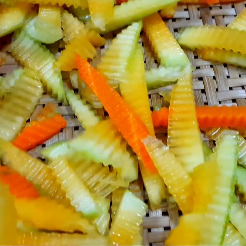 Bước 2 Ngâm muối và phơi khô đu đủ, cà rốt, tỏi ớt Đu đủ ngâm nước mắm