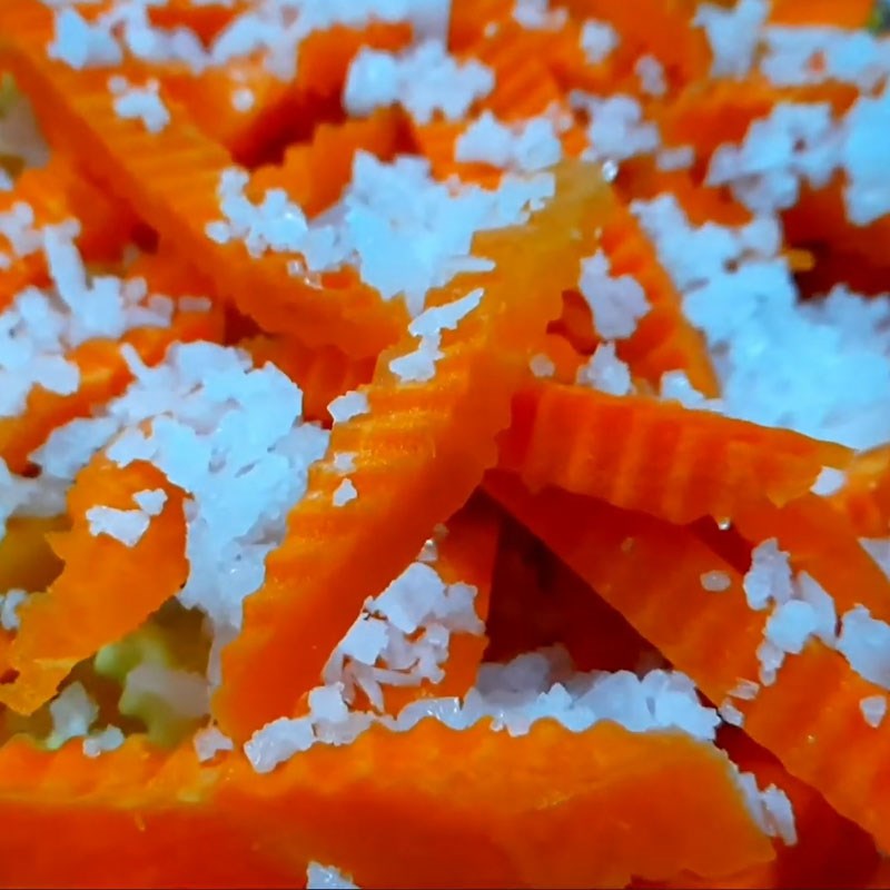 Bước 2 Ngâm muối và phơi khô đu đủ, cà rốt, tỏi ớt Đu đủ ngâm nước mắm