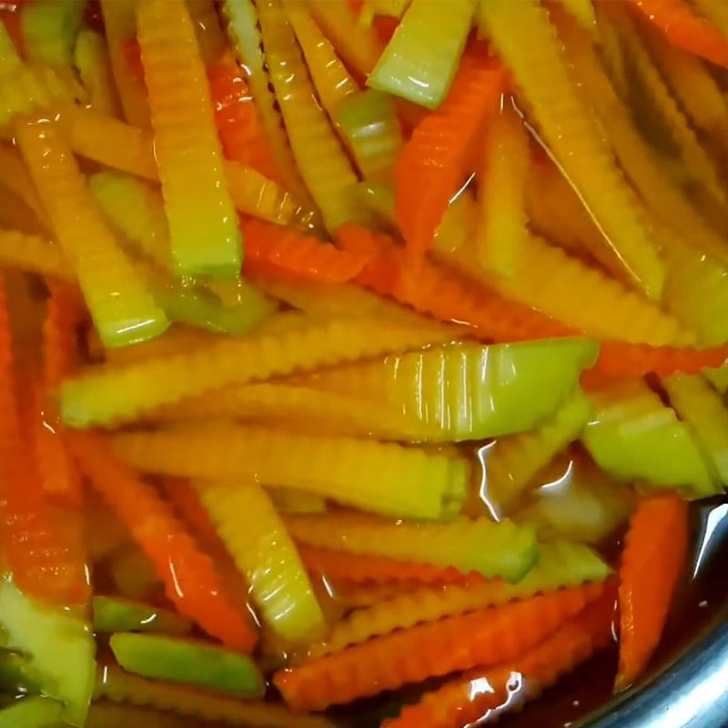 Bước 2 Ngâm muối và phơi khô đu đủ, cà rốt, tỏi ớt Đu đủ ngâm nước mắm