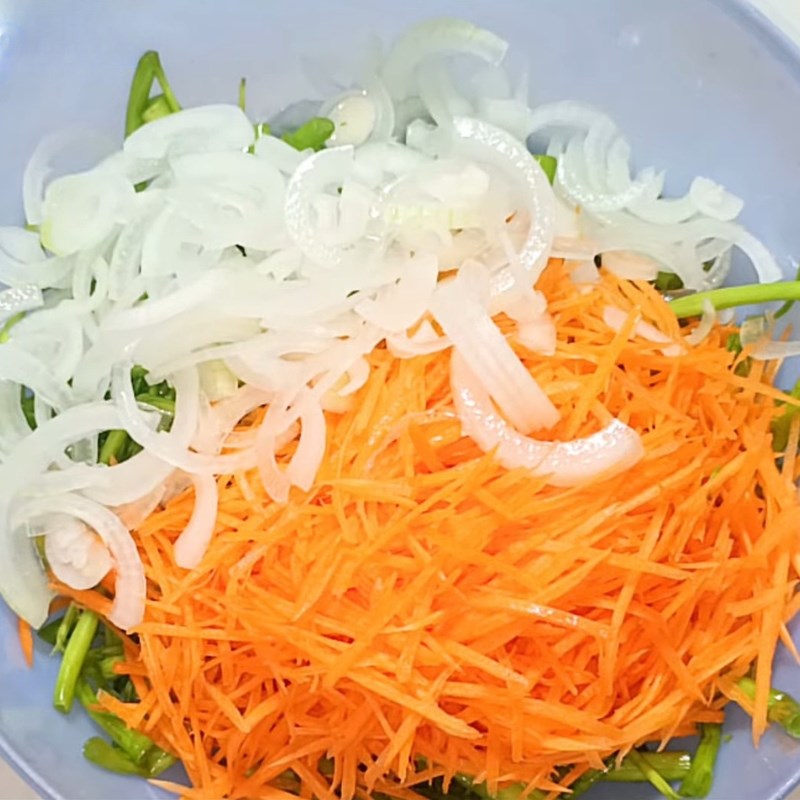 Bước 3 Ngâm rau củ giòn ngon Gỏi bò rau muống