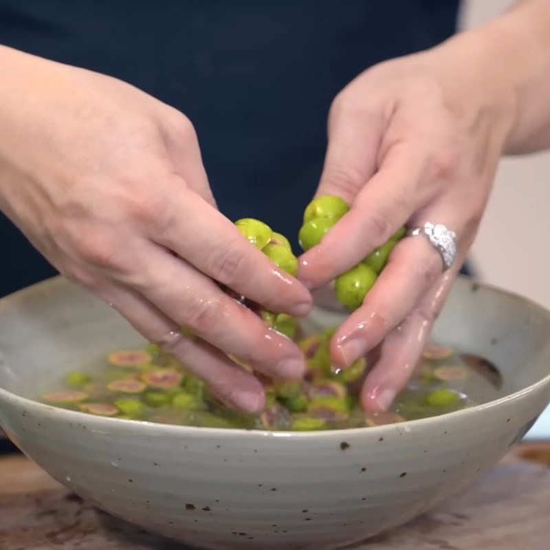 Bước 3 Ngâm sung qua nước muối loãng để sung giòn hơn Muối sung chua ngọt