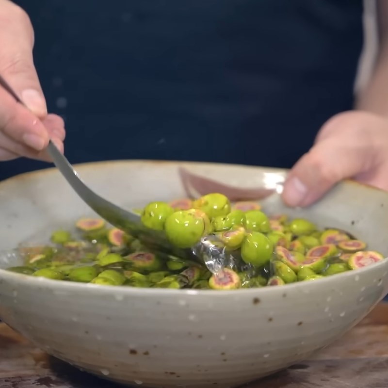 Bước 3 Ngâm sung qua nước muối loãng để sung giòn hơn Muối sung chua ngọt