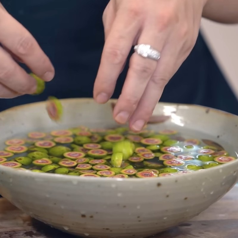 Bước 3 Ngâm sung qua nước muối loãng để sung giòn hơn Muối sung chua ngọt