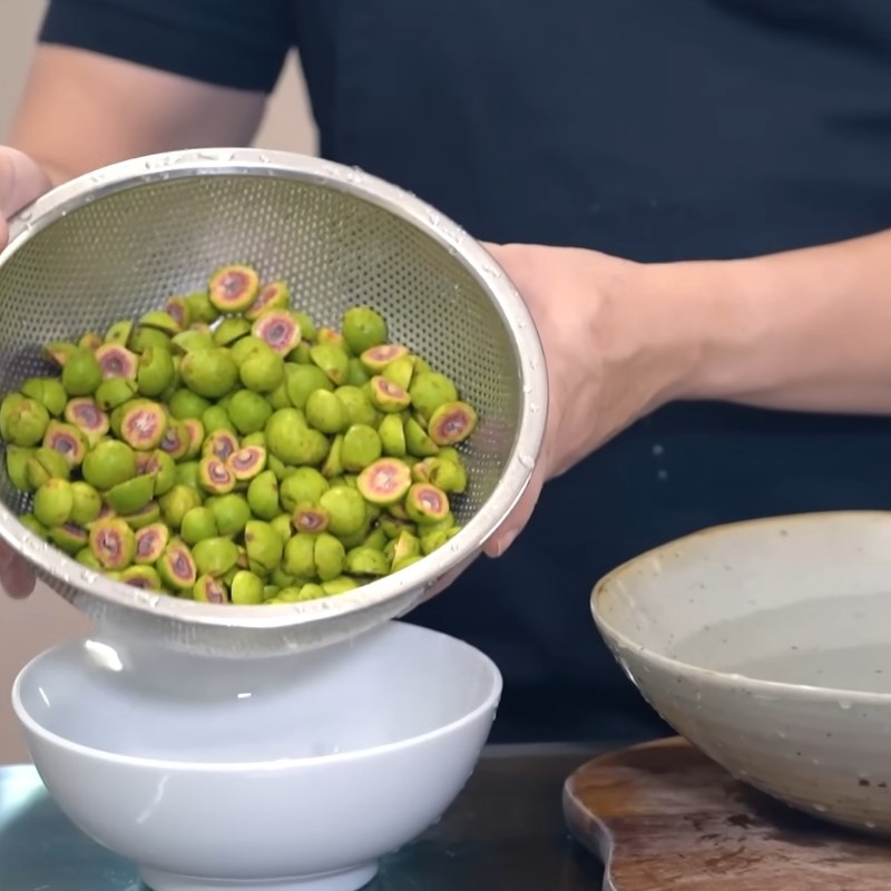 Bước 3 Ngâm sung qua nước muối loãng để sung giòn hơn Muối sung chua ngọt