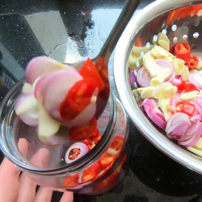 Bước 3 Ngâm tỏi ớt với giấm Tỏi ớt ngâm giấm