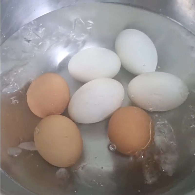 Bước 3 Ngâm trứng vào nước đá lạnh Trứng luộc dễ bóc