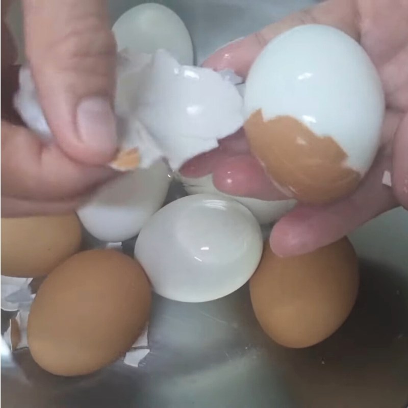 Bước 3 Ngâm trứng vào nước đá lạnh Trứng luộc dễ bóc