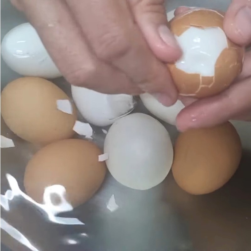 Bước 3 Ngâm trứng vào nước đá lạnh Trứng luộc dễ bóc