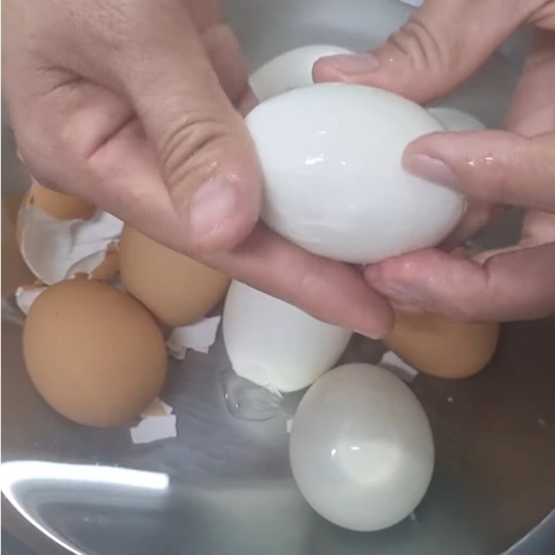 Bước 3 Ngâm trứng vào nước đá lạnh Trứng luộc dễ bóc