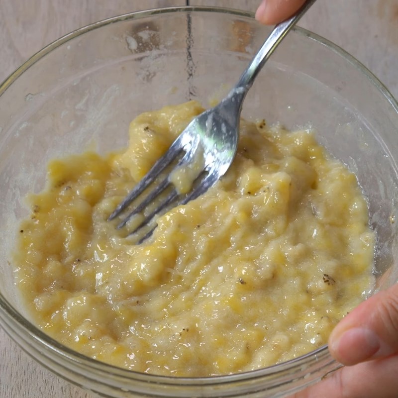 Bước 1 Nghiền chuối Bánh chuối hấp bột mì