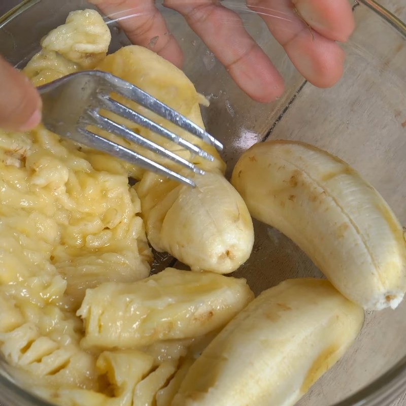 Bước 1 Nghiền chuối Bánh chuối hấp bột mì