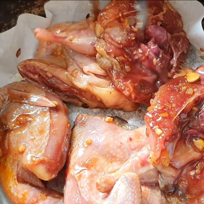 Bước 3 Nướng chim cút bằng nồi chiên không dầu Chim cút nướng bằng nồi chiên không dầu